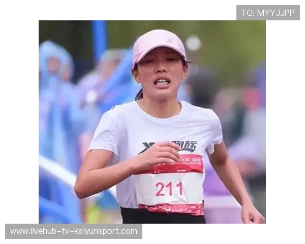 女子马拉松选手途中向摄影师借国旗冲线,赛后被赞“最中国式冲线瞬间” 女子马拉松选手途中向摄影师借国旗冲线,赛后被赞“最中国式冲线瞬间”